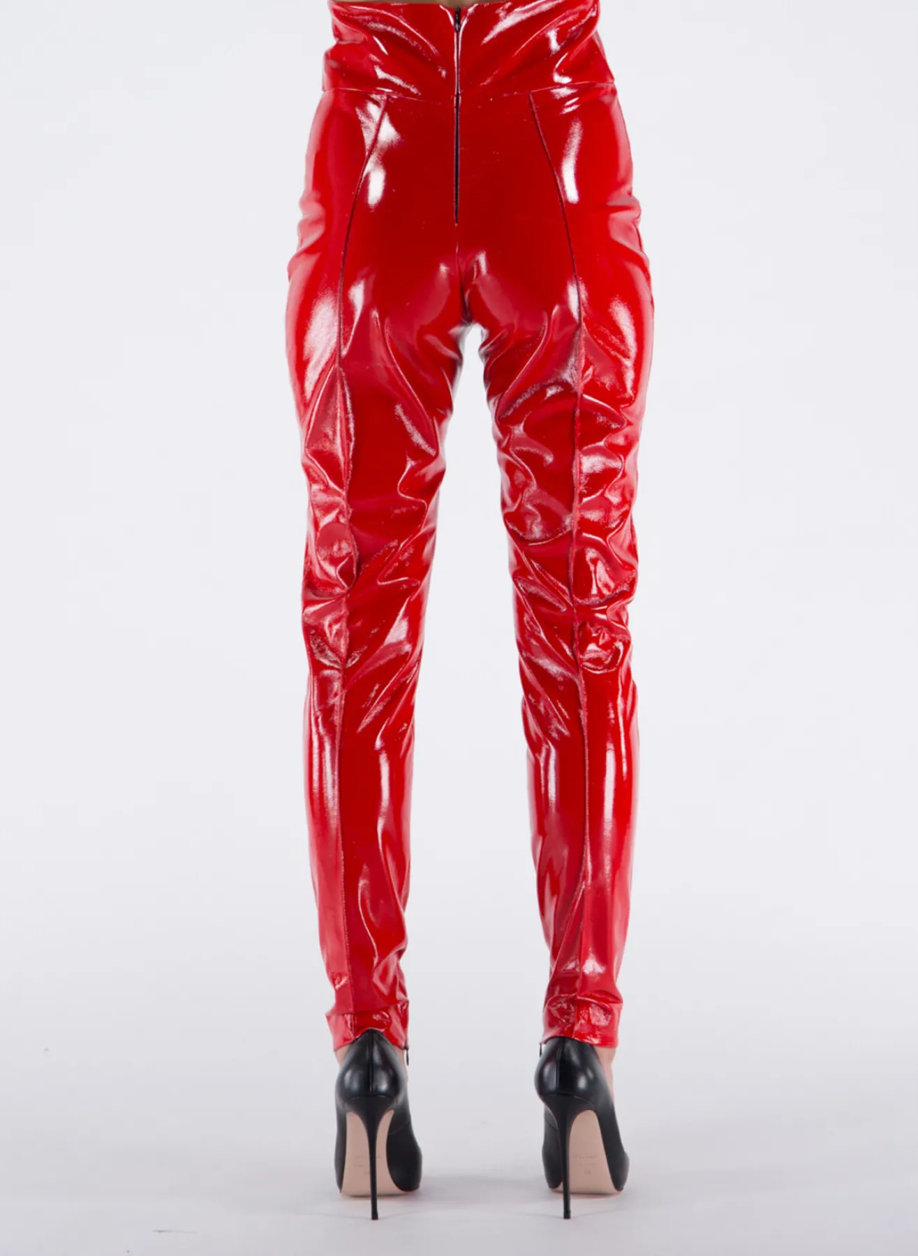 NINEMINUTESModello: “THE LEGS LATEX “Codice Articolo: 22FWNPN0004Composizione: 45% poliestere, 55% poliuretano.Fodera: 97% poliestere, 3% elastan.Vestibilità: La modella è alta 164 cm e veste una taglia 40. Pantaloni<LEGGINGS THE LEGS LATEX Rosso