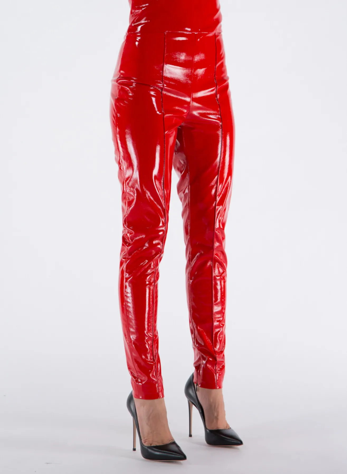 NINEMINUTESModello: “THE LEGS LATEX “Codice Articolo: 22FWNPN0004Composizione: 45% poliestere, 55% poliuretano.Fodera: 97% poliestere, 3% elastan.Vestibilità: La modella è alta 164 cm e veste una taglia 40. Pantaloni<LEGGINGS THE LEGS LATEX Rosso