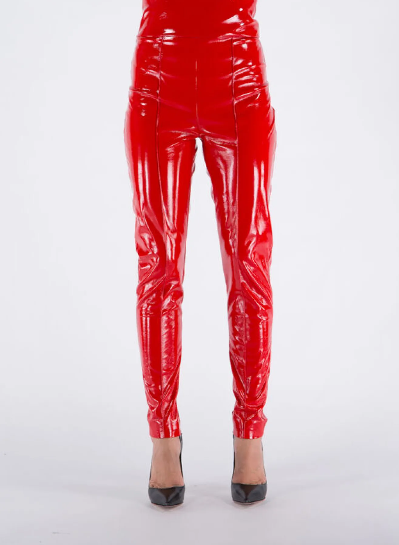 NINEMINUTESModello: “THE LEGS LATEX “Codice Articolo: 22FWNPN0004Composizione: 45% poliestere, 55% poliuretano.Fodera: 97% poliestere, 3% elastan.Vestibilità: La modella è alta 164 cm e veste una taglia 40. Pantaloni<LEGGINGS THE LEGS LATEX Rosso