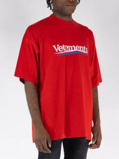 VETEMENTS. T-Shirt<T-SHIRT CAMPAIGN LOGO Bianco, Blu, Rosso