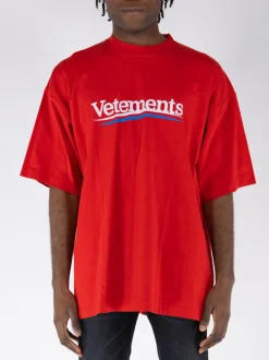 VETEMENTS. T-Shirt<T-SHIRT CAMPAIGN LOGO Bianco, Blu, Rosso