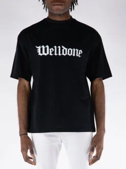 WE11DONE. T-Shirt<T-SHIRT GOTHIC LOGO PRINT Bianco, Nero