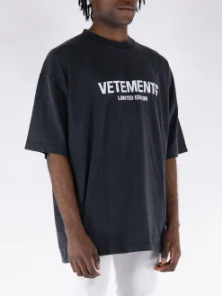 VETEMENTS. T-Shirt<T-SHIRT LIMITED EDITION Bianco, Nero