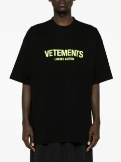 VETEMENTS. T-Shirt<T-SHIRT LIMITED EDITION LOGO Bianco, Nero