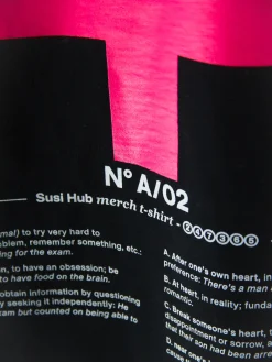 SUSI HUB MERCH T-Shirt<T-SHIRT N A/02 Bianco, Nero, Fuxia