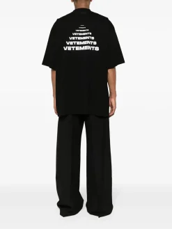 VETEMENTS. T-Shirt<T-SHIRT PYRAMID LOGO Nero